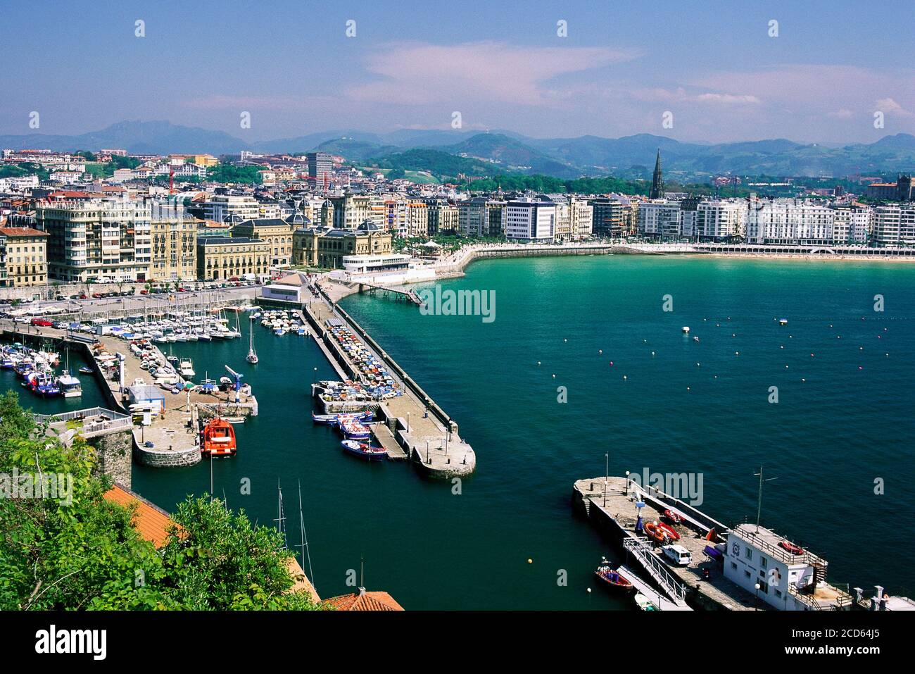 Ciudad costera de San Sebastián con puerto, país Vasco, España Foto de stock