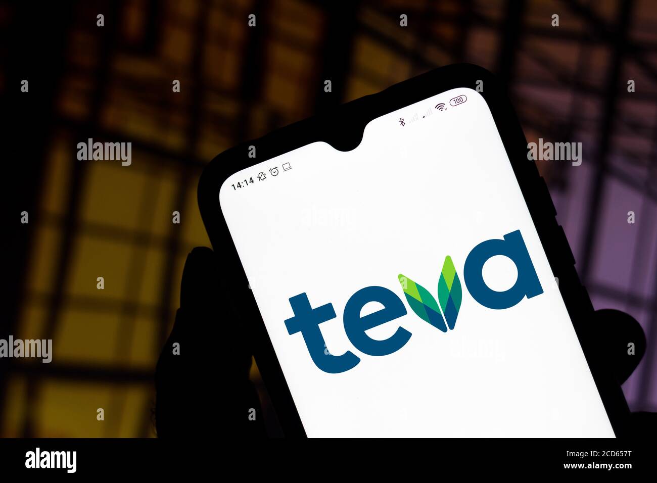 En esta ilustración, se muestra el logotipo de Teva Pharmaceutical  Industries en un smartphone Fotografía de stock - Alamy