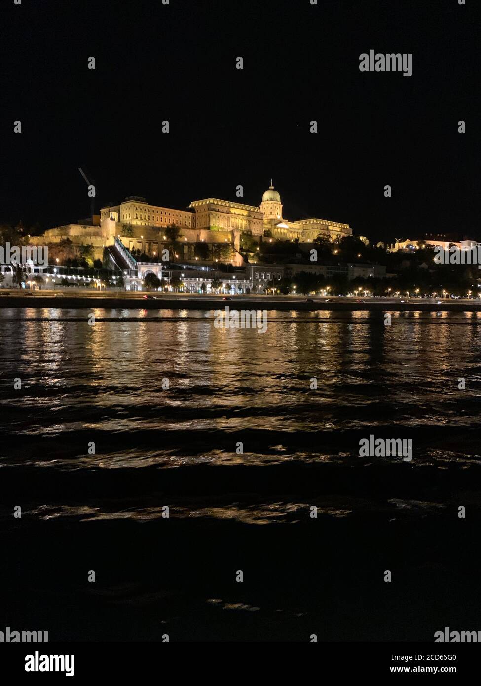 Castillo de Buda iluminado por la noche. Budapest / Hungría Foto de stock