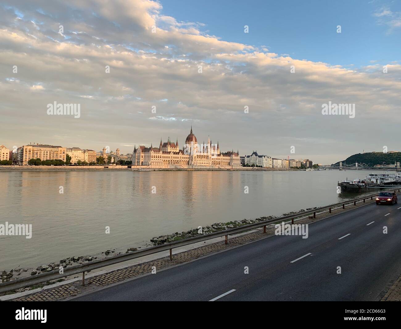 Edificio del parlamento húngaro por la noche. Budapest / Hungría. Foto de stock