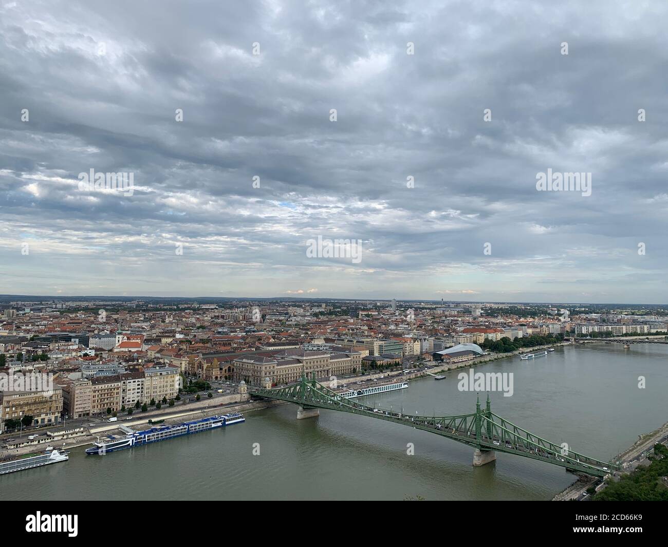 El horizonte de Budapest desde la cima de la colina de la estatua de la libertad. Budapest, Hungría. Foto de stock