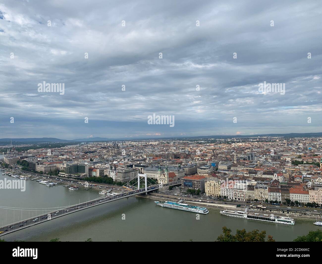 El horizonte de Budapest desde la cima de la colina de la estatua de la libertad. Budapest, Hungría. Foto de stock