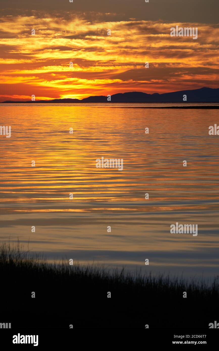 Salish sea Sunset. Puesta de sol en el Estrecho de Georgia mirando hacia la Isla de Vancouver. Foto de stock