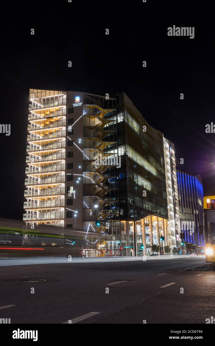 Edificio de Ciencias Médicas y Salud de la Universidad de Adelaida por la noche Foto de stock