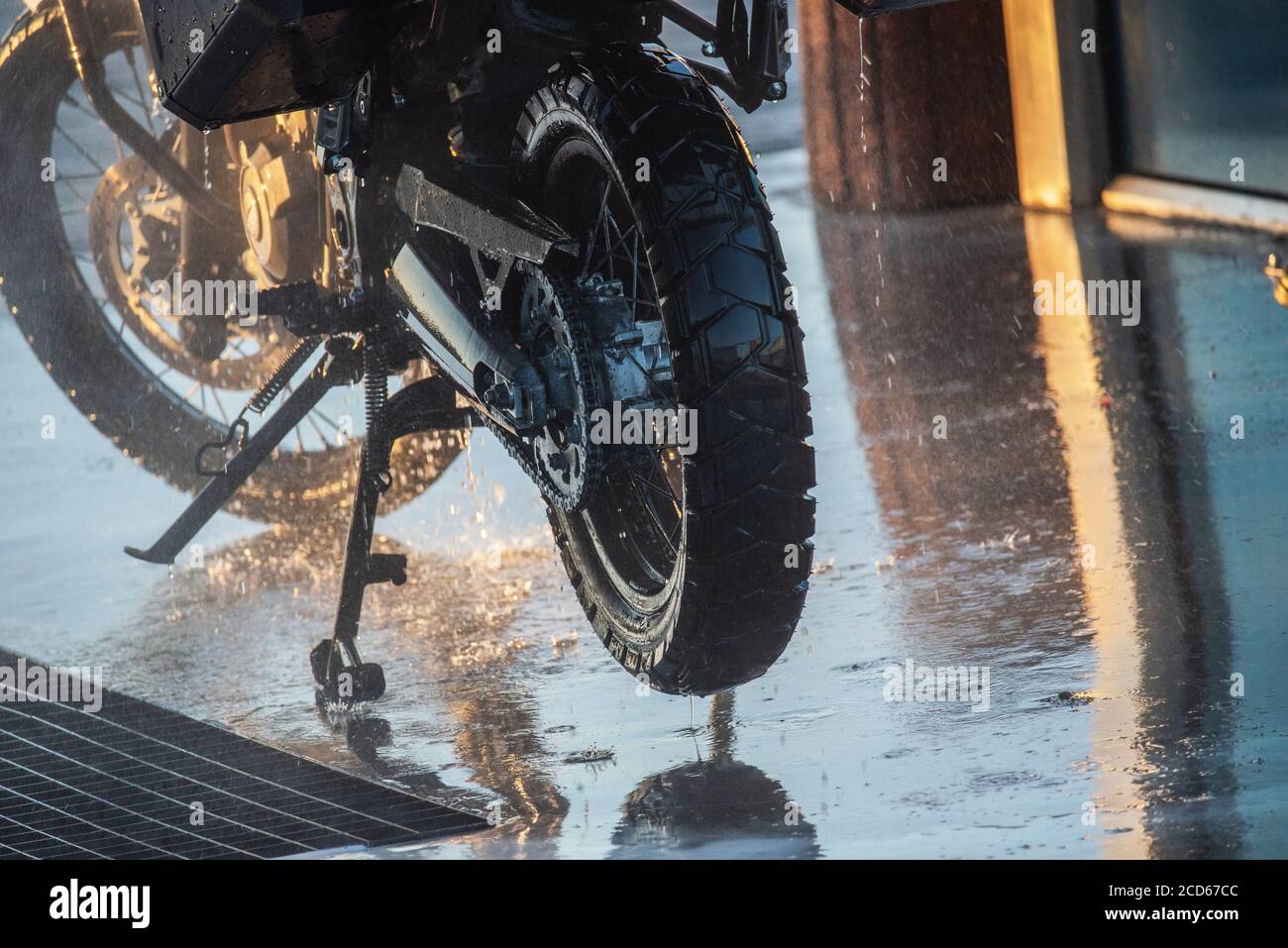 Limpieza de motos fotografías e imágenes de alta resolución - Página 7 -  Alamy