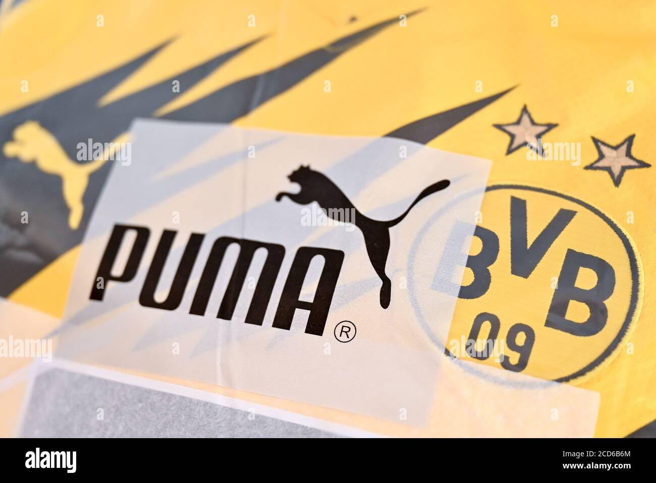 20 de agosto de 2020, Sajonia, Schkeuditz: Las camisetas falsas del club de  la Bundesliga Borussia Dortmund con el logotipo de Puma están sobre una  mesa en la oficina de aduanas en