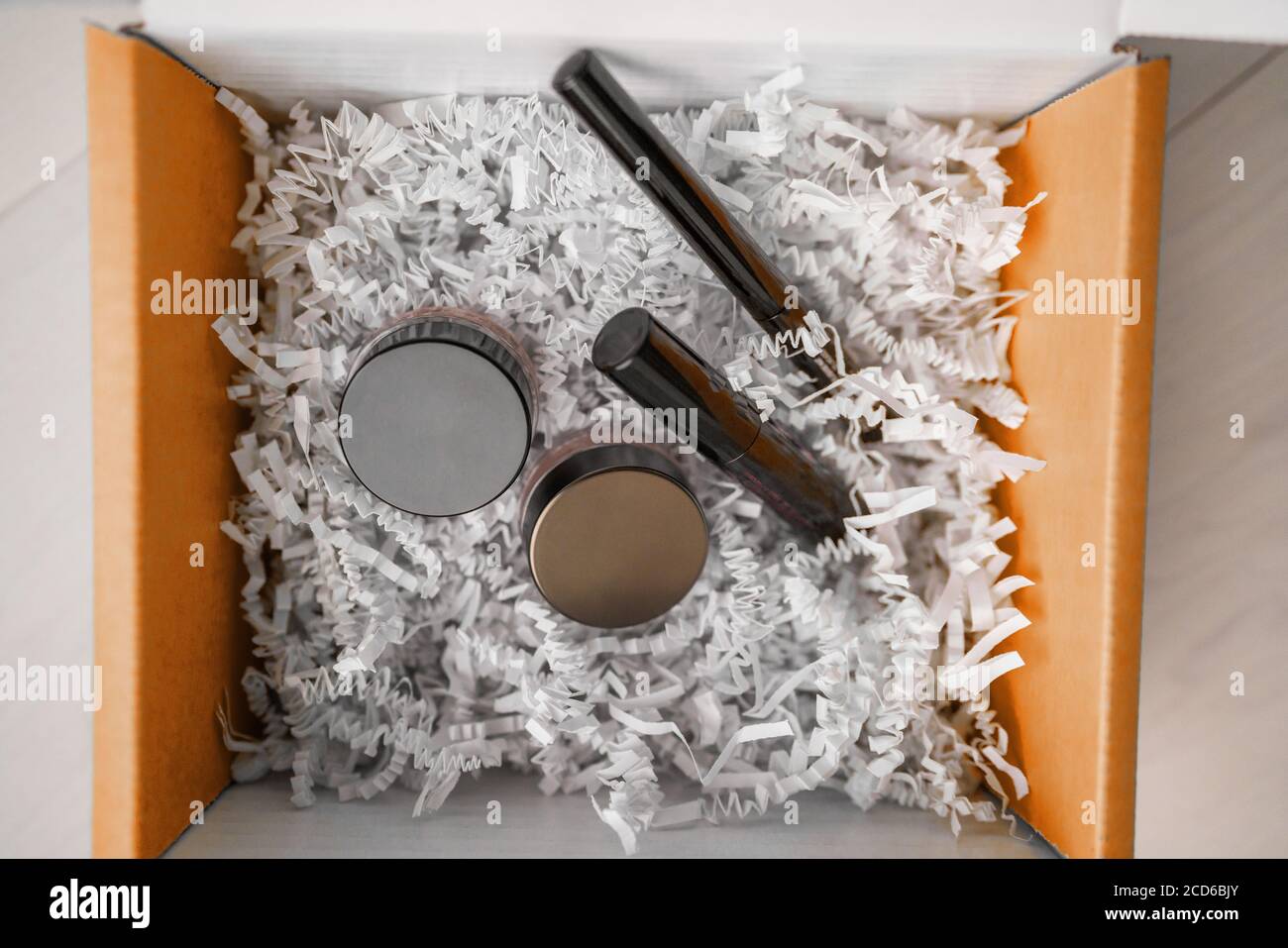 Maquillaje productos de compras en línea caja de entrega en el hogar - Caja  de regalo que contiene máscara, delineador de ojos, crema de sombra para la  rubor o el conserje Fotografía