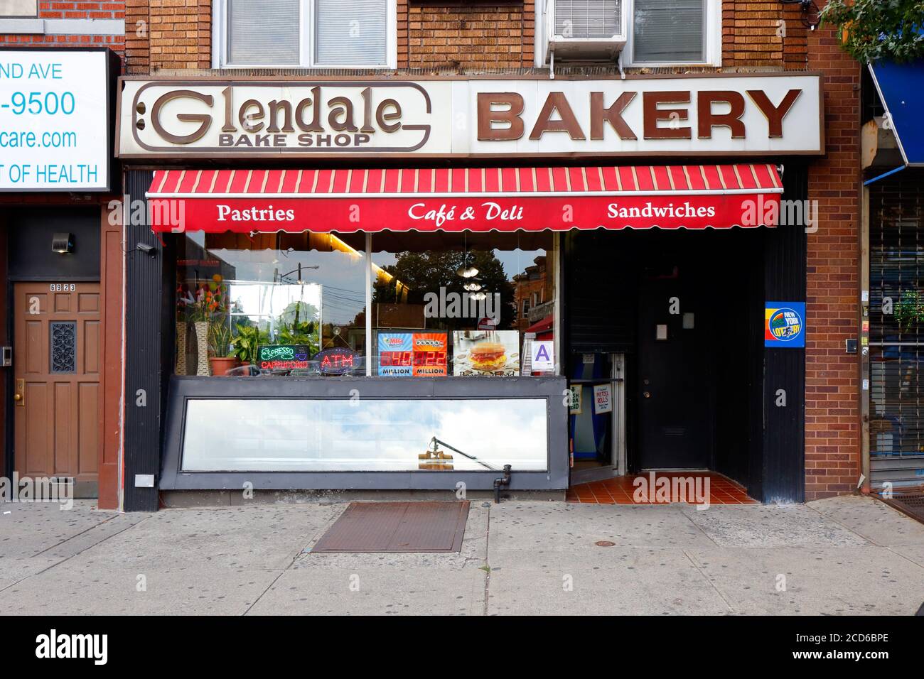 Glendale Bake Shop, 6925 Grand Ave, Queens, Nueva York. Foto del escaparate de Nueva York de una panadería en el barrio de Maspeth. Foto de stock