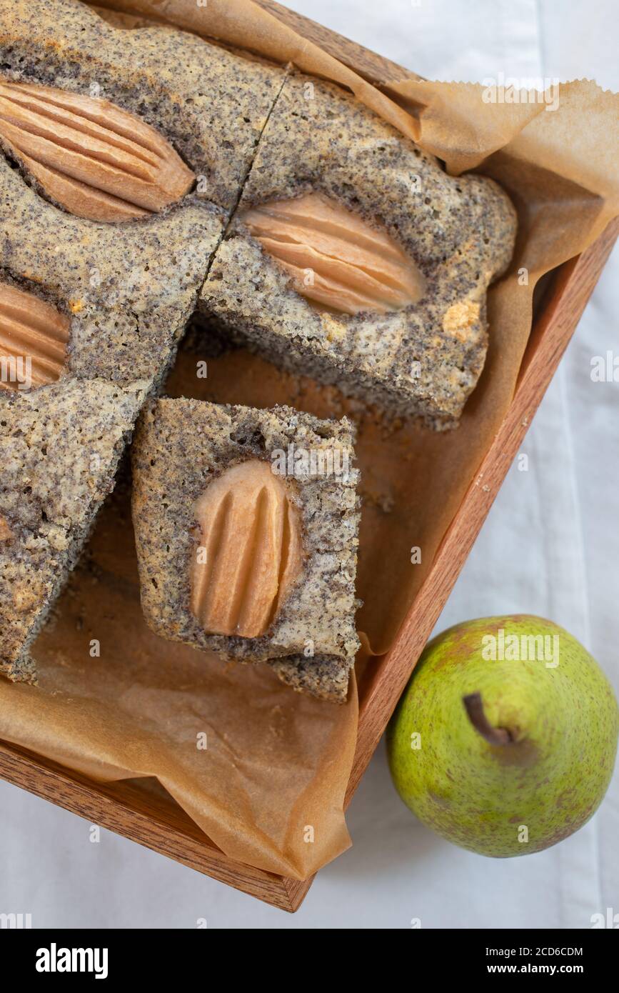 dulce pastel casero de semillas de amapola con peras frescas Foto de stock