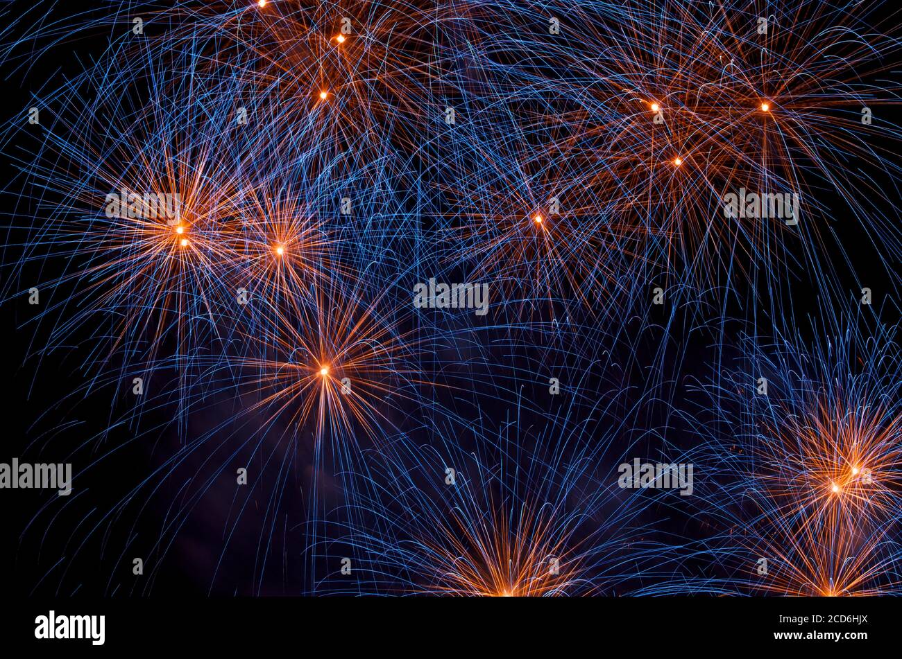 Fuegos artificiales de color violeta de fondo. Explosionar. Concepto de vacaciones. Celebración Foto de stock