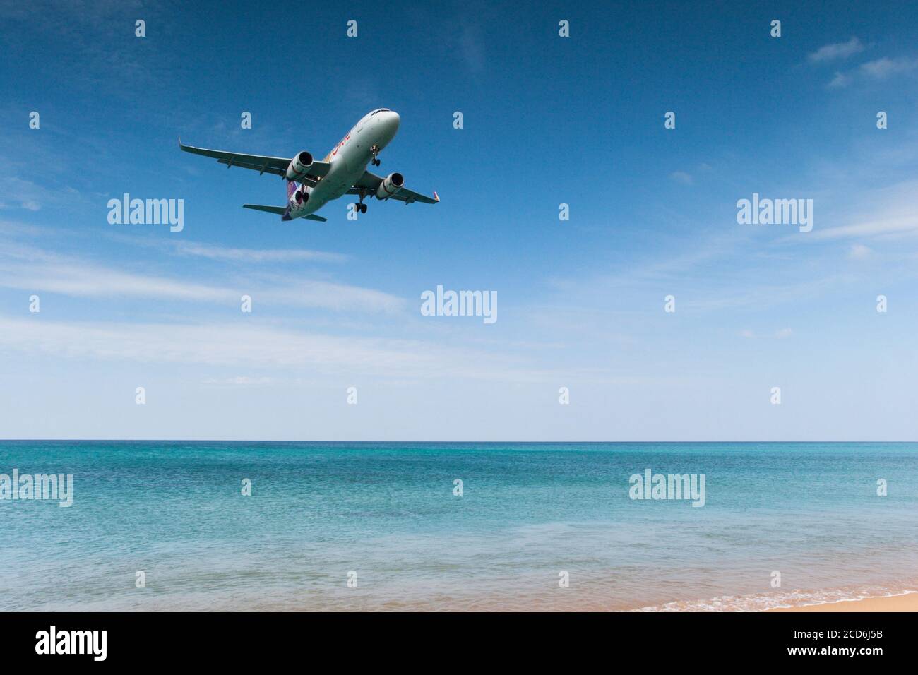 Un avión aterriza en el aeropuerto de Maikhao sobre la bahía de Andaman en Tailandia en verano. 20 de enero de 2019. Copiar espas Foto de stock