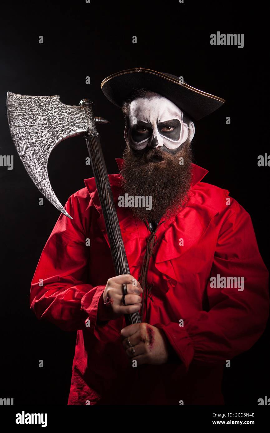 Un pirata loco barbudo con su hacha sobre fondo negro. Traje de Halloween  Fotografía de stock - Alamy