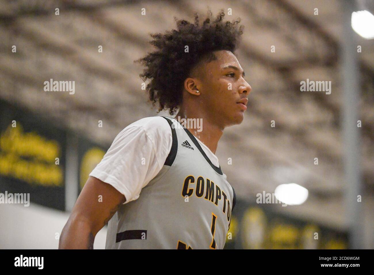 Corona, Estados Unidos. 22 de agosto de 2020. Compton Magic guardia de  punta Mikey Williams de San Ysidro durante un torneo de Compton Magic en el  Draft Sports Complex, sábado, 22 de