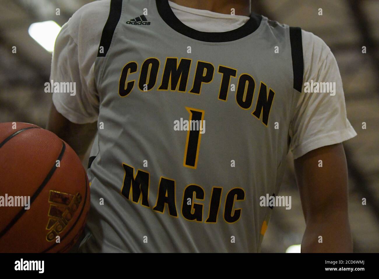 Corona, Estados Unidos. 22 de agosto de 2020. Vista detallada de la camiseta  Adidas llevada por el guarda de puntos Compton Magic Mikey Williams de San  Ysidro durante un torneo Compton Magic