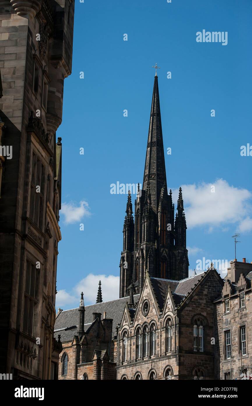 Iglesia y edificios en la Milla Real en la ciudad de Edimburgo, Escocia. Foto de stock