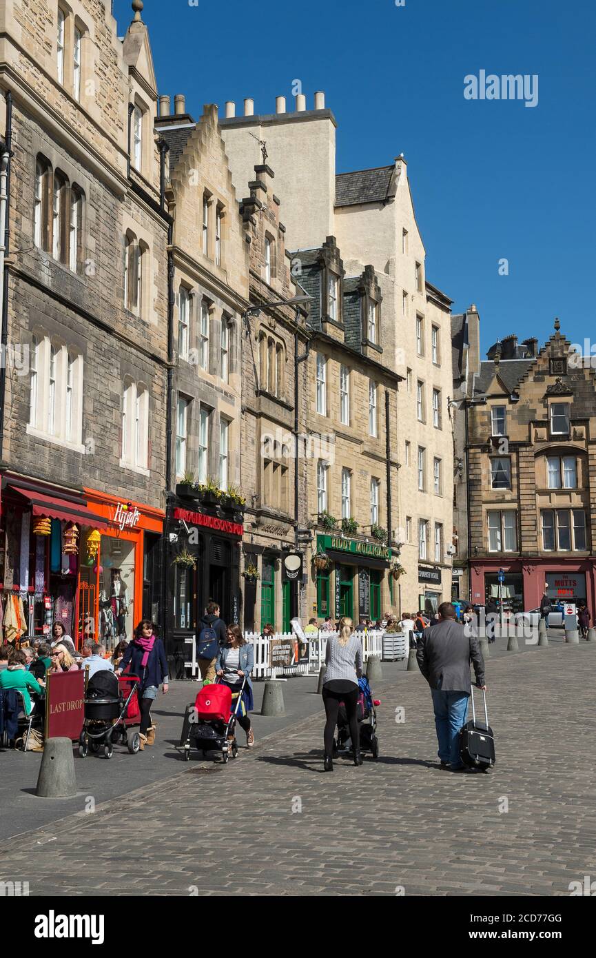 Gente de compras en la ciudad histórica de Edimburgo, Escocia. Foto de stock
