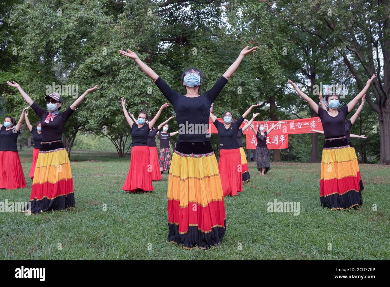 Bailarines chinos americanos de la compañía Wenzhou America New York celebran su quinto aniversario con una actuación en un parque en Queens, Nueva York. Foto de stock