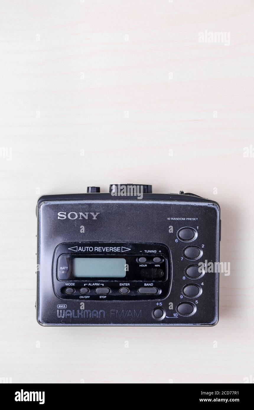 Reproductor de casetes WALKMAN ® de Sony, música de audio compacta,  escritorio o mesa de madera, diseño plano, estudio Fotografía de stock -  Alamy