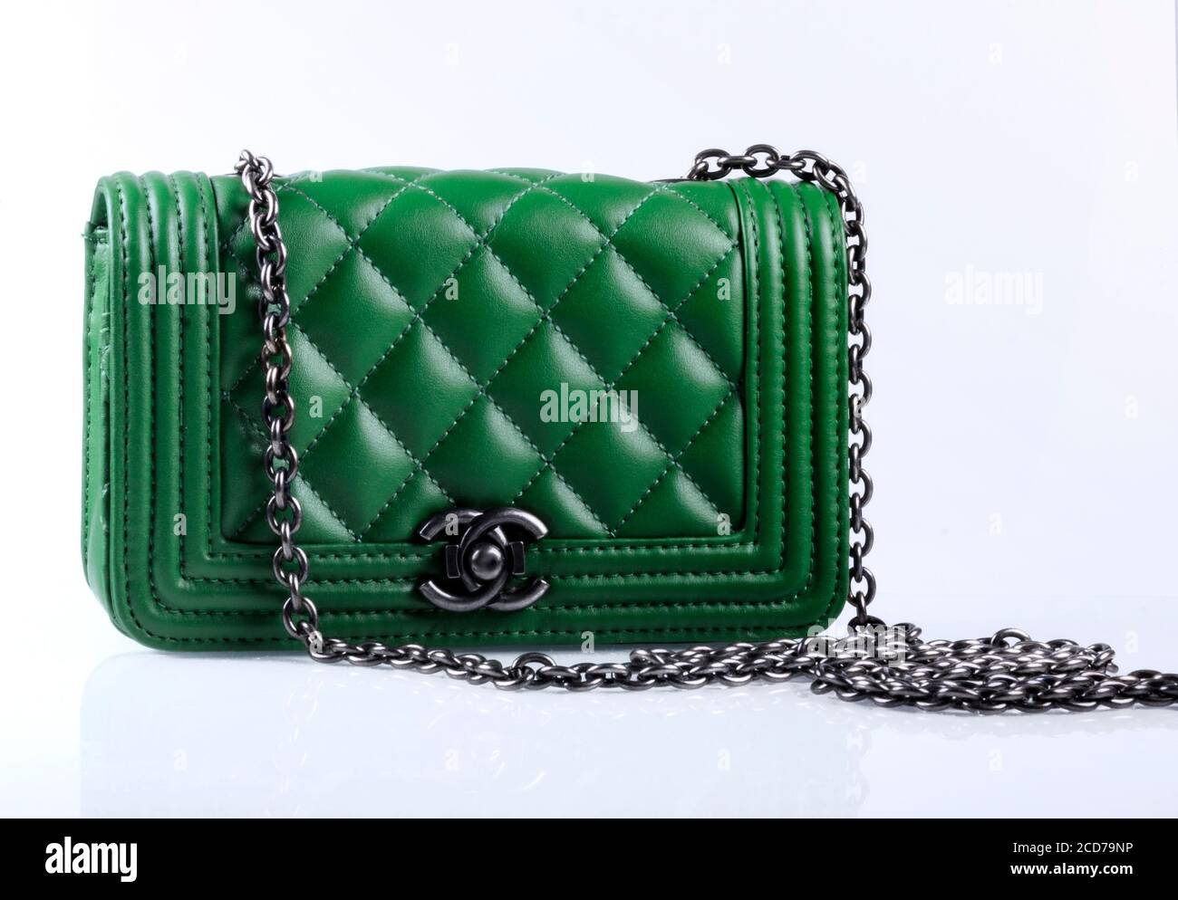 Bolsa de chanel fotografías e imágenes de alta resolución - Alamy