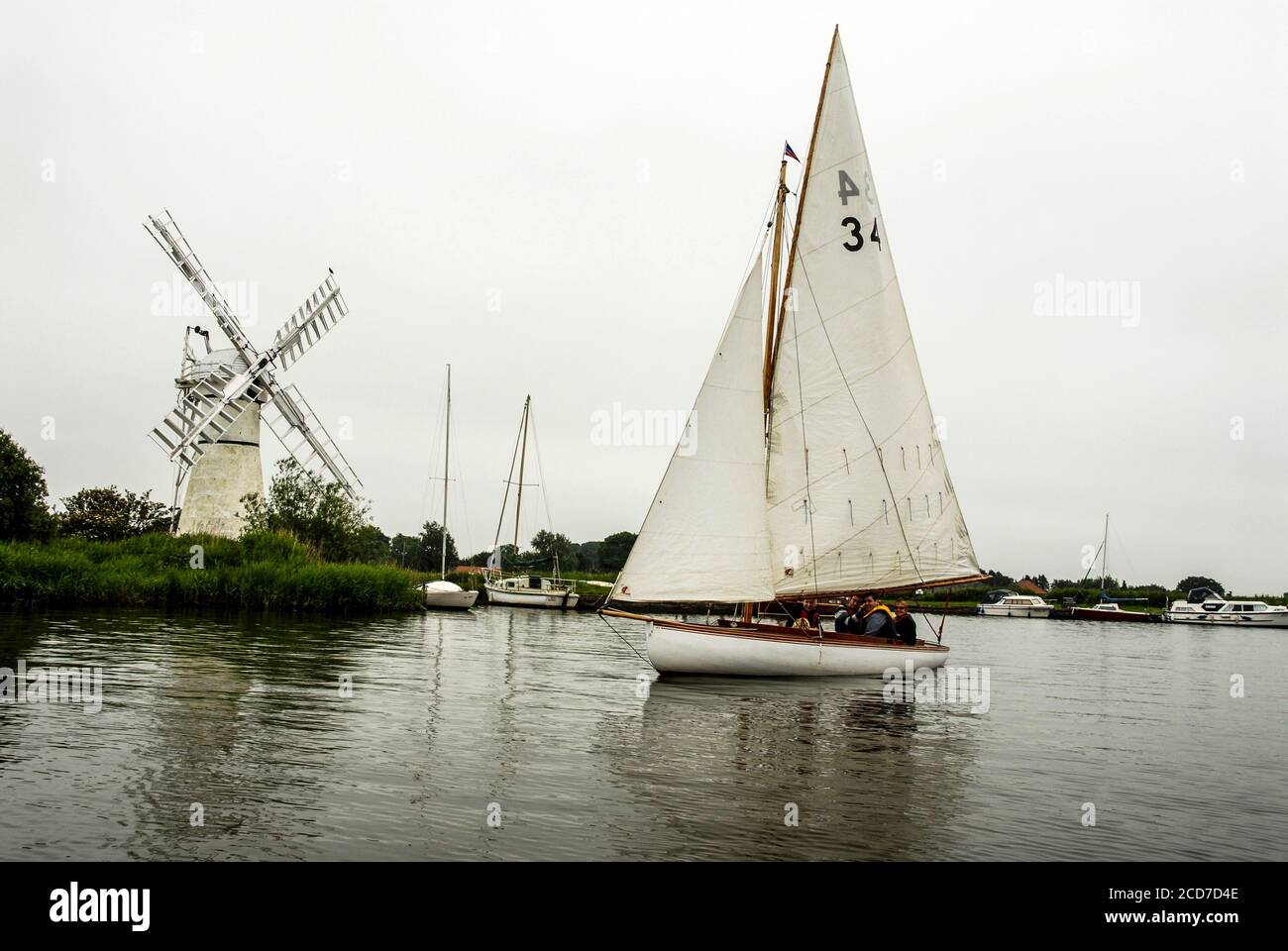 Algunos centros de alquiler de barcos ofrecen barcos de vela de madera tradicionales respetuosos con el medio ambiente en los Norfolk Broads en Gran Bretaña. un sai de madera construido en 1930 Foto de stock