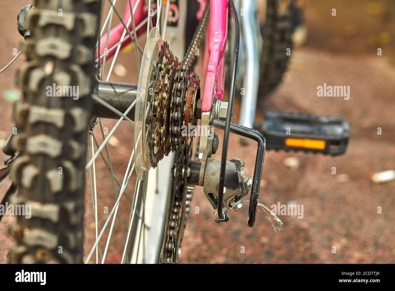 partes para bicicletas disco de freno de rueda trasera chasis cadena  fragmento Fotografía de stock - Alamy