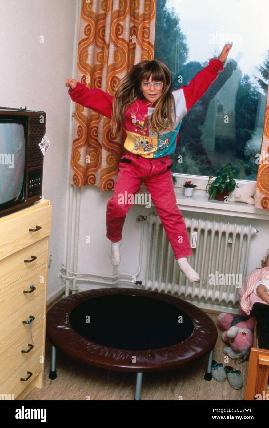 Bildreportage: Linn Westedt tobt auf ihrem Trampolin in ihrem Kinderzimmer Foto de stock