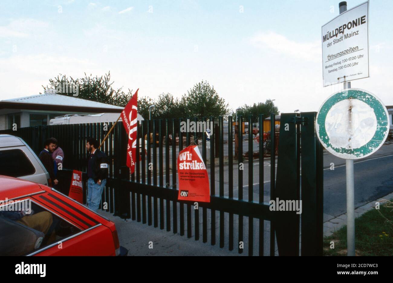 Bildreportage: ÖTV-Streik legt Deutschland lahm, hier verweigern Streikposten den Zugang zur Mülldeponie der Stadt Mainz, Deutschland 1992. Foto de stock
