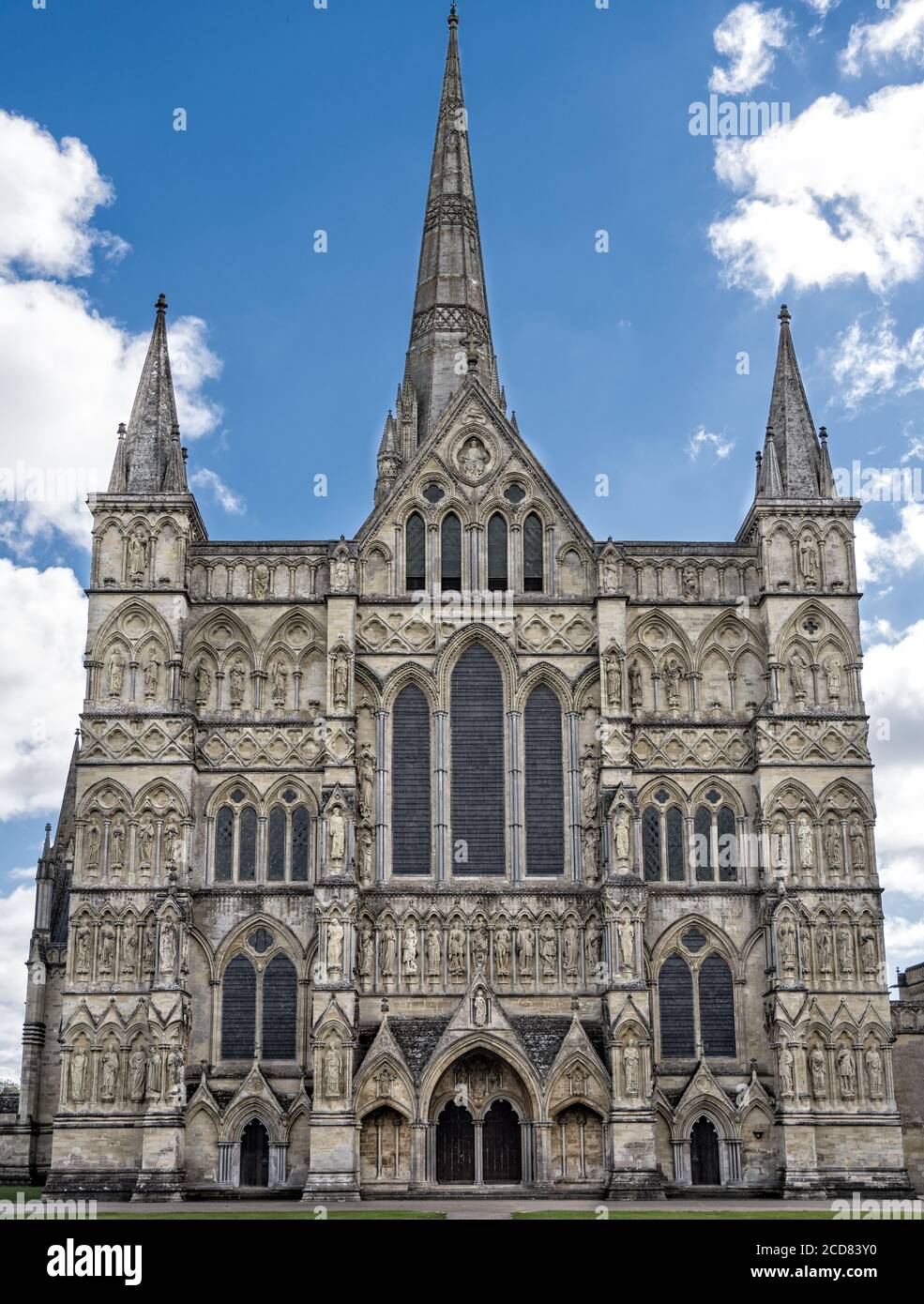 La Catedral de Salisbury formalmente conocida como la Iglesia Catedral de la Santísima Virgen María, una catedral anglicana en Salisbury, Inglaterra Foto de stock