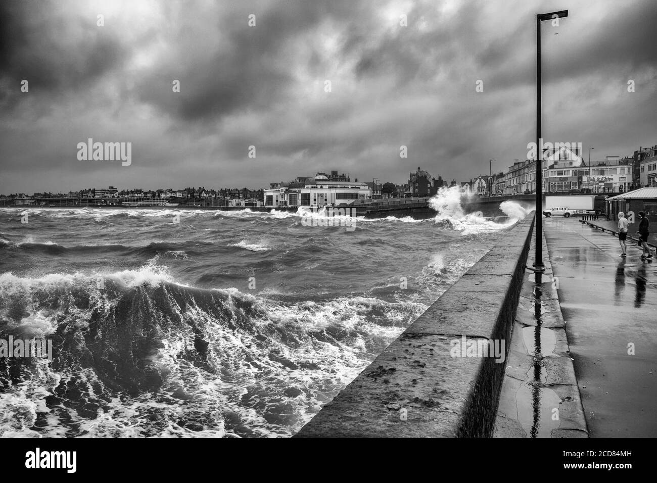 South Beach bajo nubes amenazantes y un mar tormentoso, Bridlington, Yorkshire, Reino Unido Foto de stock