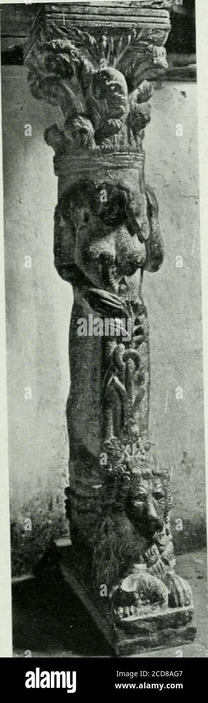 . Collezione di monografie ilustrar . LA CULTURA ROMANICHE. (Fot. GargloUi). Non si sa lanno preciso nel quale il Caffarelli fece iniziare nella cattedrale i la-vori da lui tanto ardentemente vagheggiati ; imperocché nessun document CE Thatramandato. Si sa però indubbiamente che detti lavori furono compiuti nel 14S2, comuttesta uniscrizione incisa in una targa di marmo la quale trovasi murata in unodei piloni sorreggenti la cupola. I nuovi lavori della cattedrale consistettero in un notevolissimo ingrandimentodel corpo della chiesa, la cui pianta maggiormenta sviluppata venne ad assusere una Foto de stock