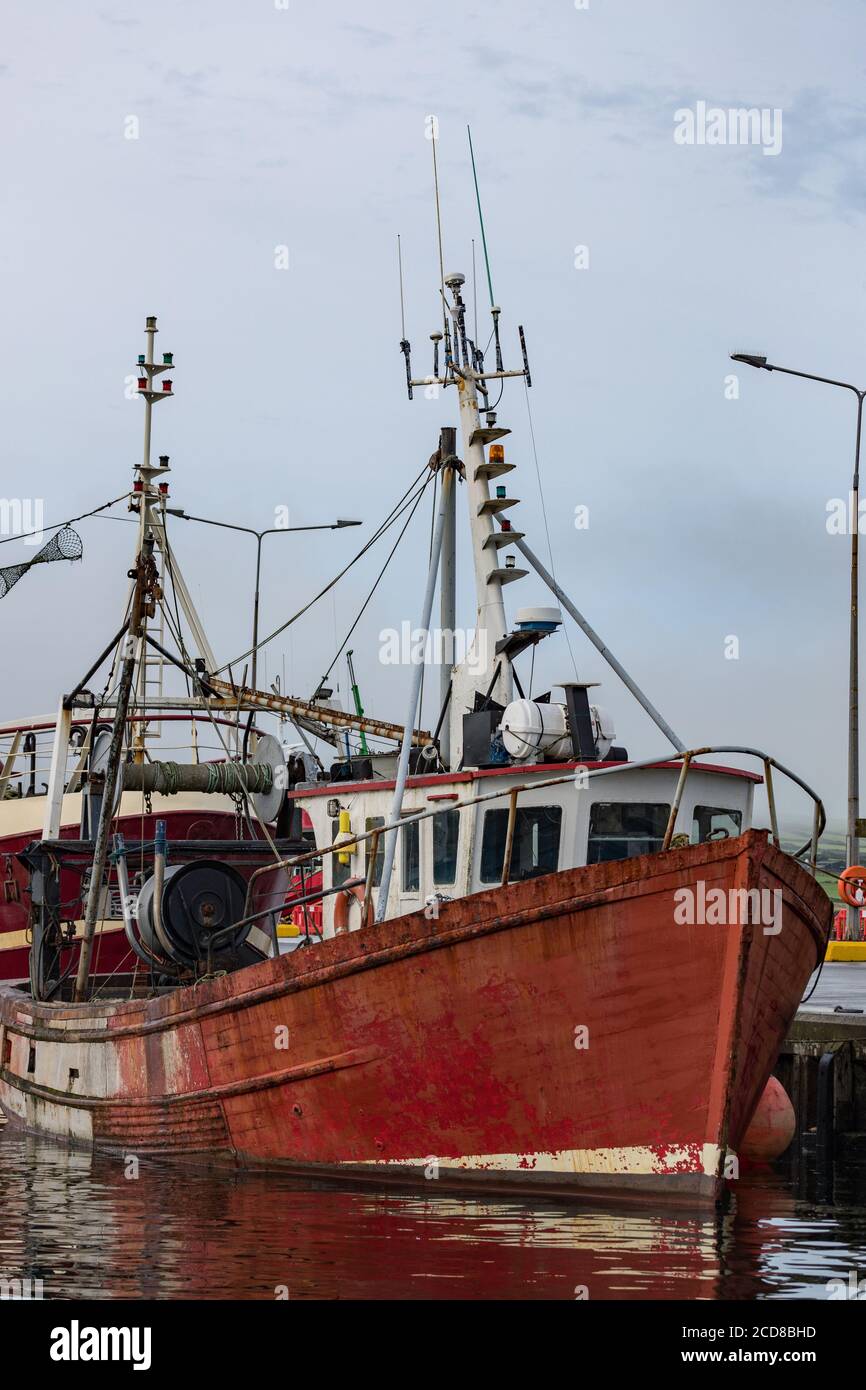 Antiguo arrastrero de pesca atracado en el puerto de Dingle en el condado de Kerry, Irlanda Foto de stock