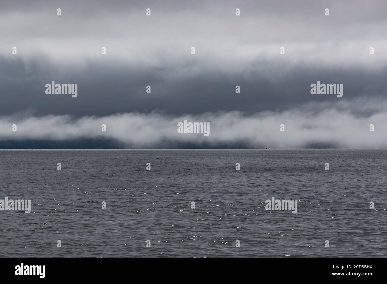 La capa de niebla de la mañana y las nubes sobre el océano Altlantic en el Costa oeste de Irlanda Foto de stock