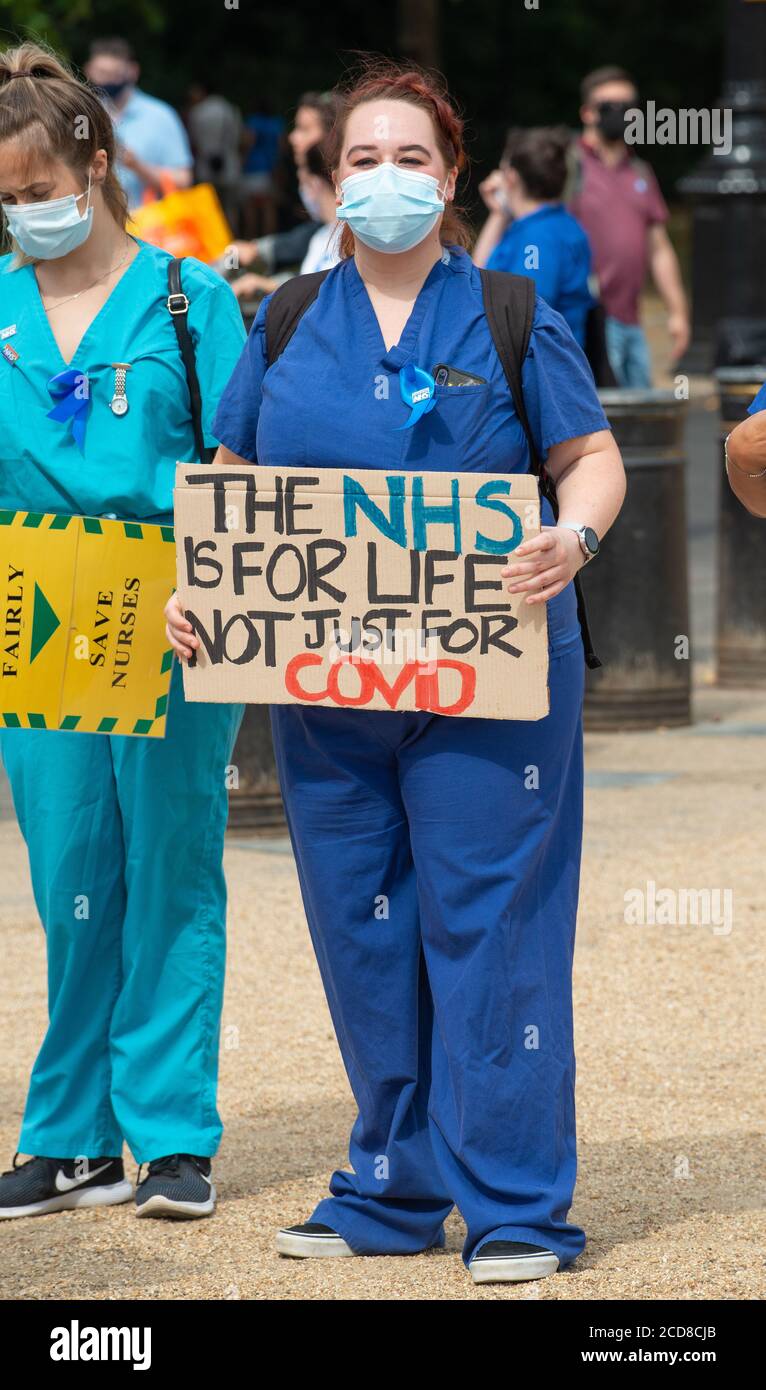 Las enfermeras del NHS y los trabajadores clave del hospital se reúnen en el Parque St. James para una manifestación de protesta en Downing Street, exigiendo un aumento salarial del gobierno. Foto de stock