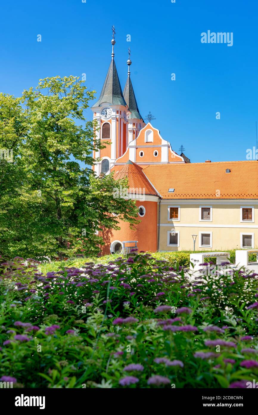 Hermosa iglesia de Santa María destino de peregrinación en Mariagyud Hungría con flores . Foto de stock