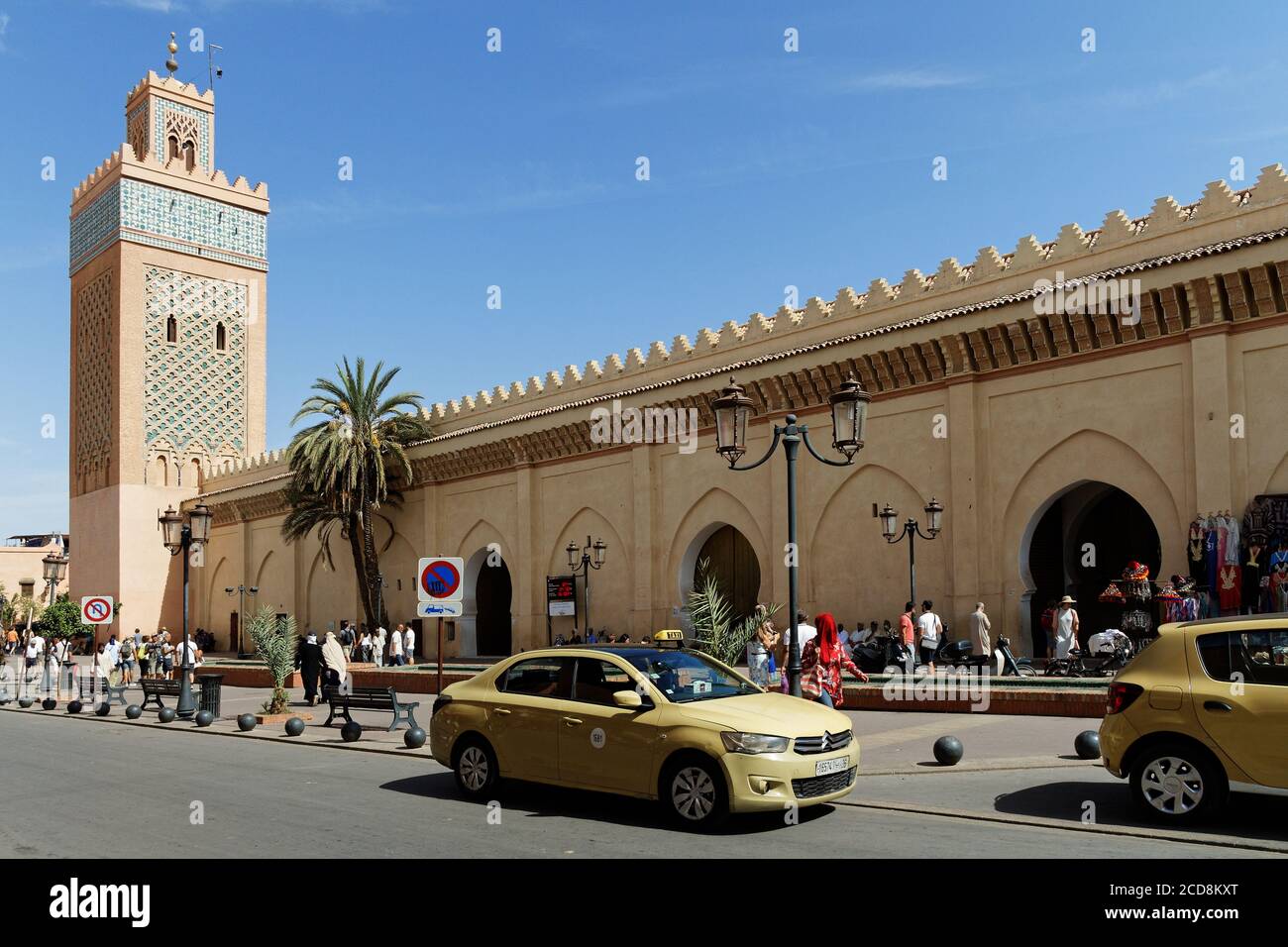 Marrakech,Marruecos-Okt,5,2018: Petit,pequeño, taxi en una calle en Marrakech, los dueños de la tienda y un taxi están esperando a los clientes. La gente está pasando Foto de stock