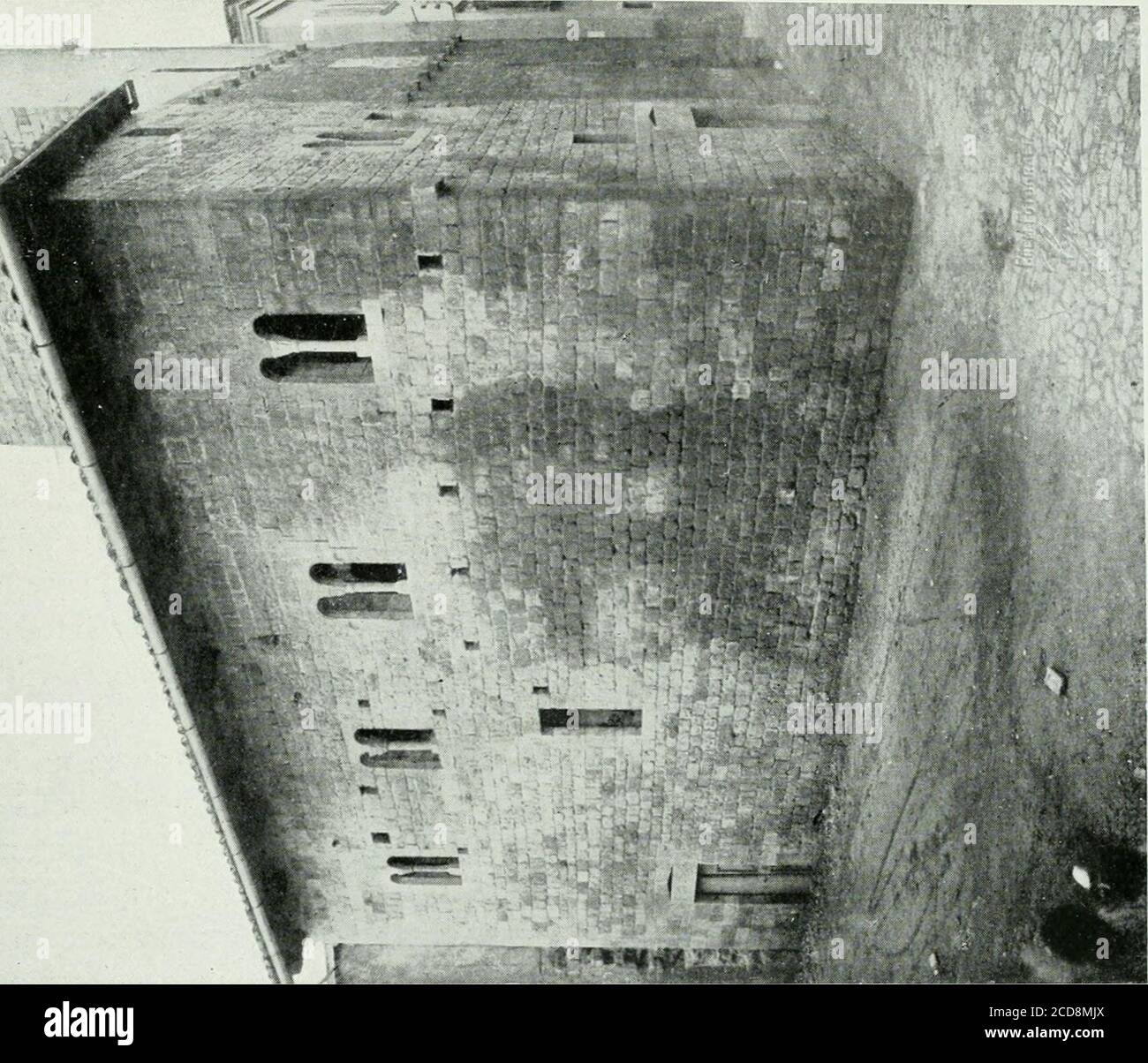 . Collezione di monografie ilustrar . PALAZZETTO LONGOBARDO I : PARTICOLARE. (Fot. tere aristocratico, dallaltra invece offrì borghesia tornò il mezzo di elevarsi e di giun-gere ben presto, mediante una propria organizzazione, a soprafflare la parte avversa,E questo avvenne quando, dopo la morte di Manfredi coli, Astiotto i opinil i di praguli, at di praguli rispettarono in certomodo le sue libere istituzioni e i suoi privilegegi. E mentre in Ascoli sorgevano e si consolidavano siffatte nuove energie, la cittànon solo prosperava, ma si ve Foto de stock