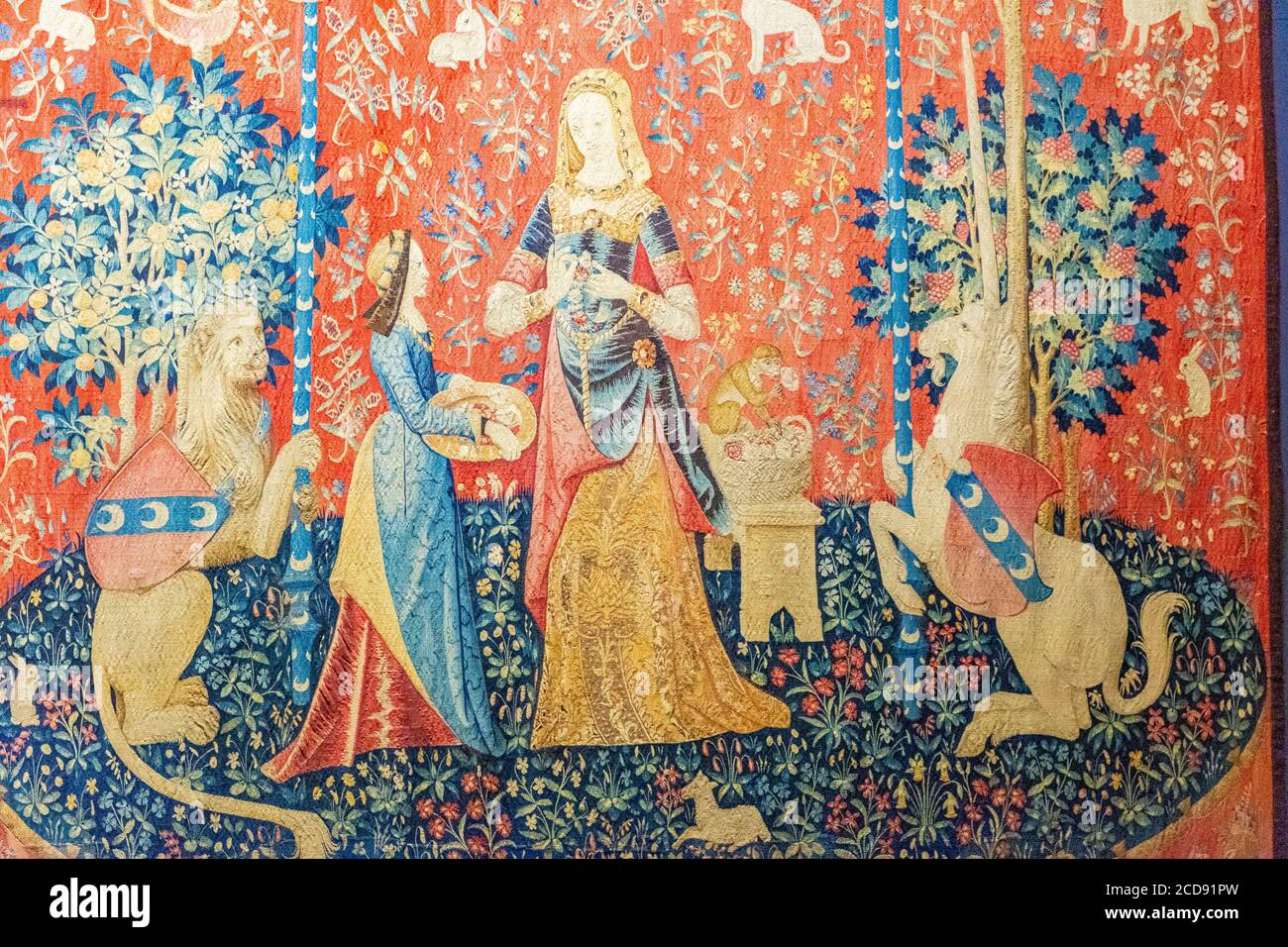 Francia, París, Museo Nacional de la Edad Media-Museo Cluny, tapices de la Señora con el Unicornio: El Odor Foto de stock