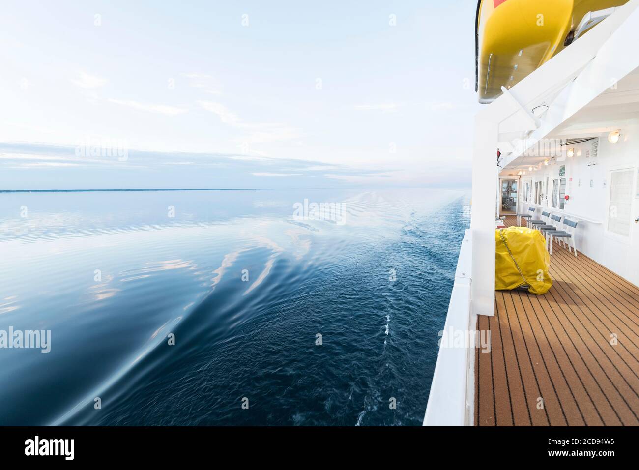 Canadá, Ontario, Toronto, Lake Ontario Crucero en Victory 2, puesta de sol desde cubierta Foto de stock