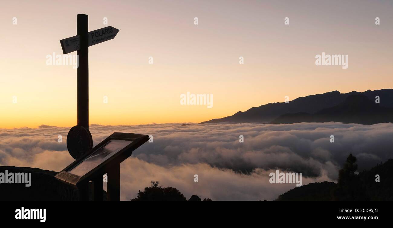 España, Islas Canarias, la Palma, vista de una silueta de una montaña sobre un mar de &#x200b;&#x200b;nube al amanecer Foto de stock