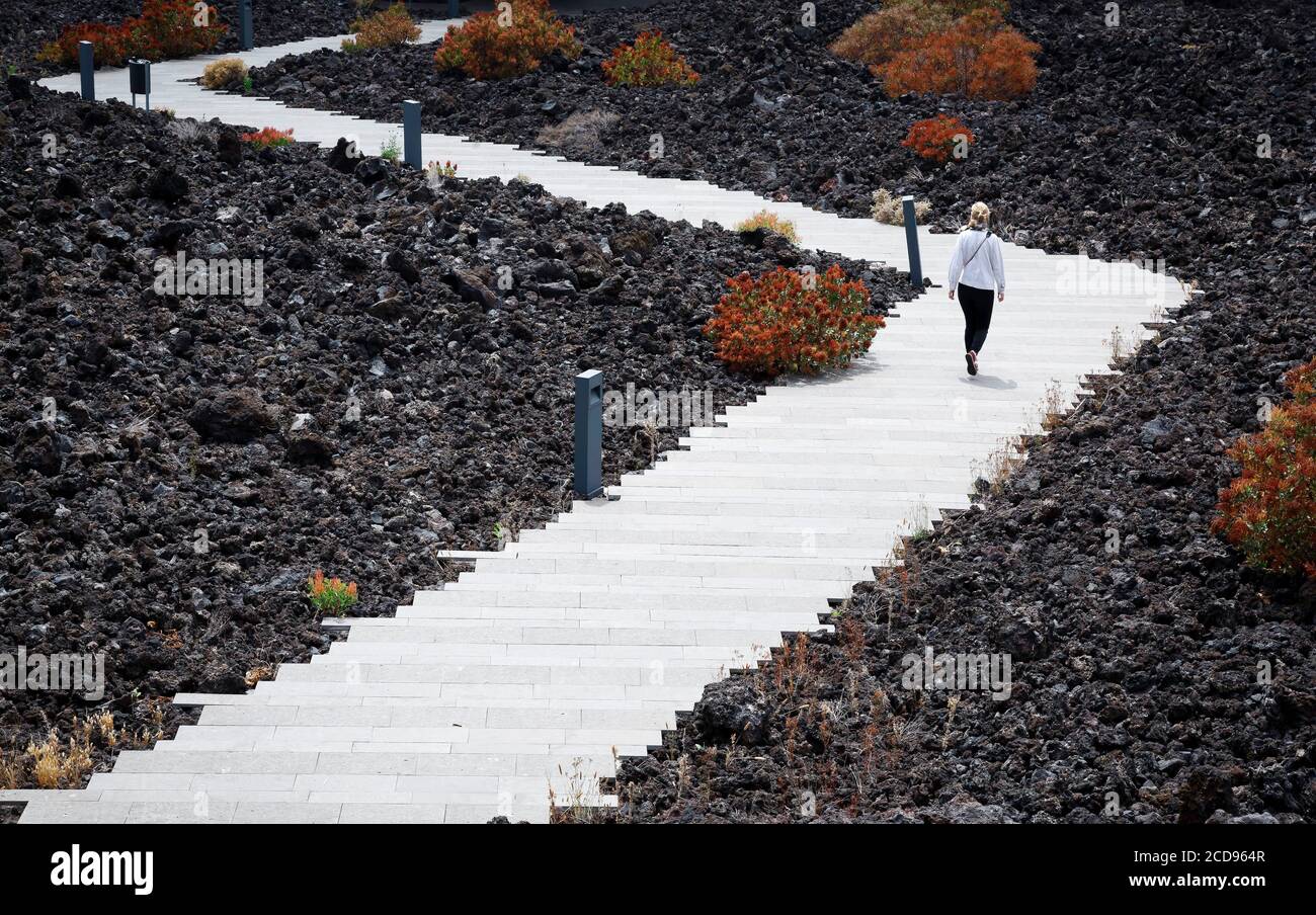 España, Islas Canarias, la Palma, persona caminando por un sendero de descubrimiento en un páramo volcánico Foto de stock