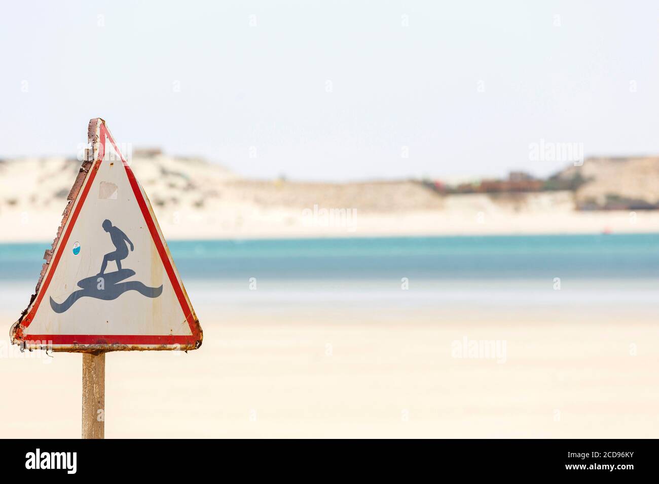 Marocco, Oued Ed-Dahab, Dakhla, señal de carretera que representa a un surfista en una ola Foto de stock