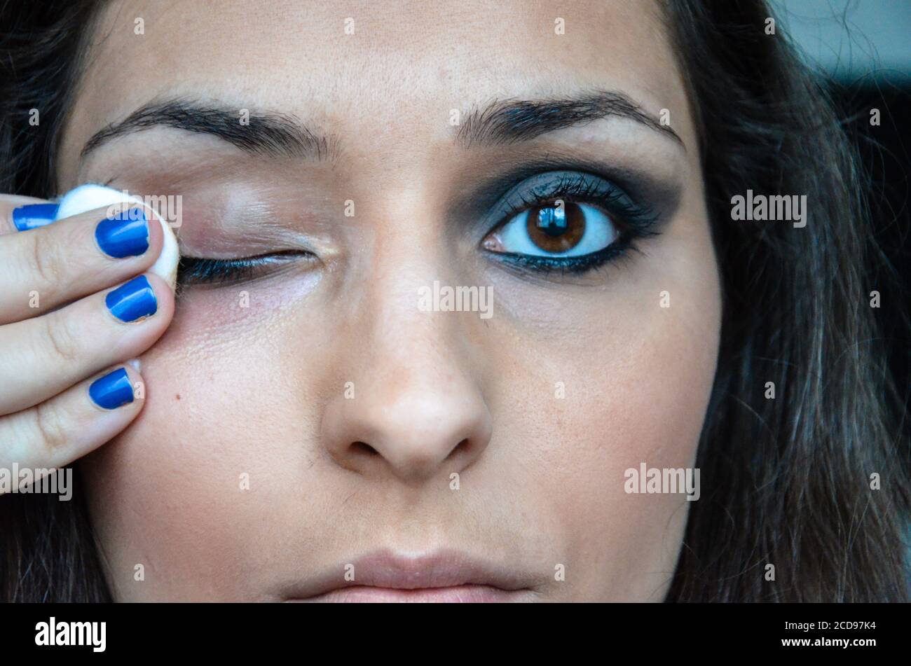 cerca de la mujer blanca cara quitar maquillaje Fotografía de stock - Alamy cerca de la mujer blanca cara quitar maquillaje Fotografía de stock - Alamy