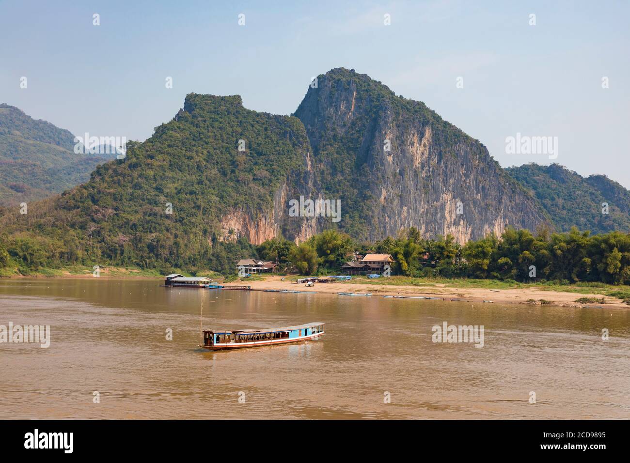 Laos, provincia de Luang Prabang, confluencia del río Mekong y el río Nam ou, frente a la cueva de Pak ou Foto de stock