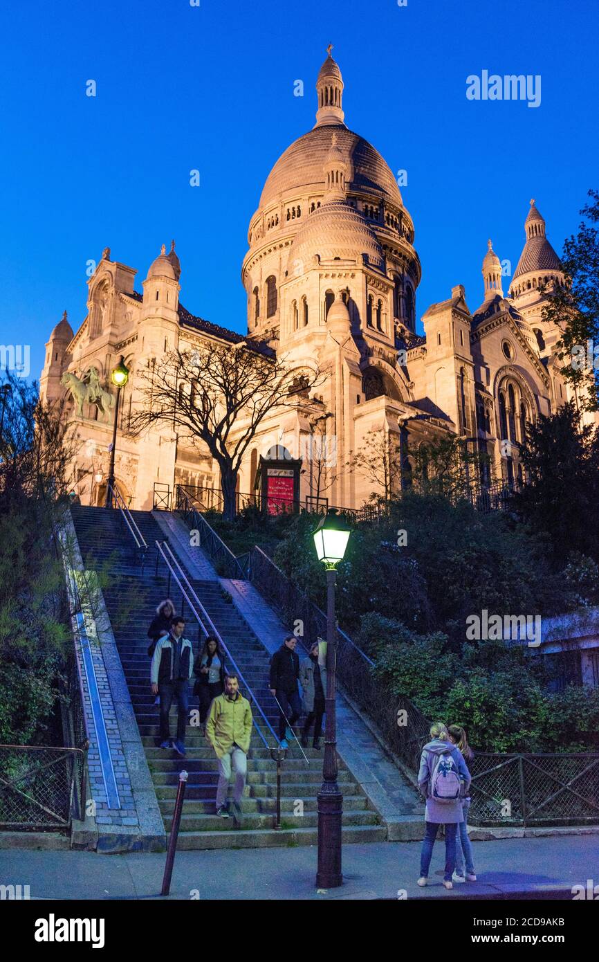 Francia, París, colina de Montmartre, Basílica del Sagrado corazón al anochecer Foto de stock