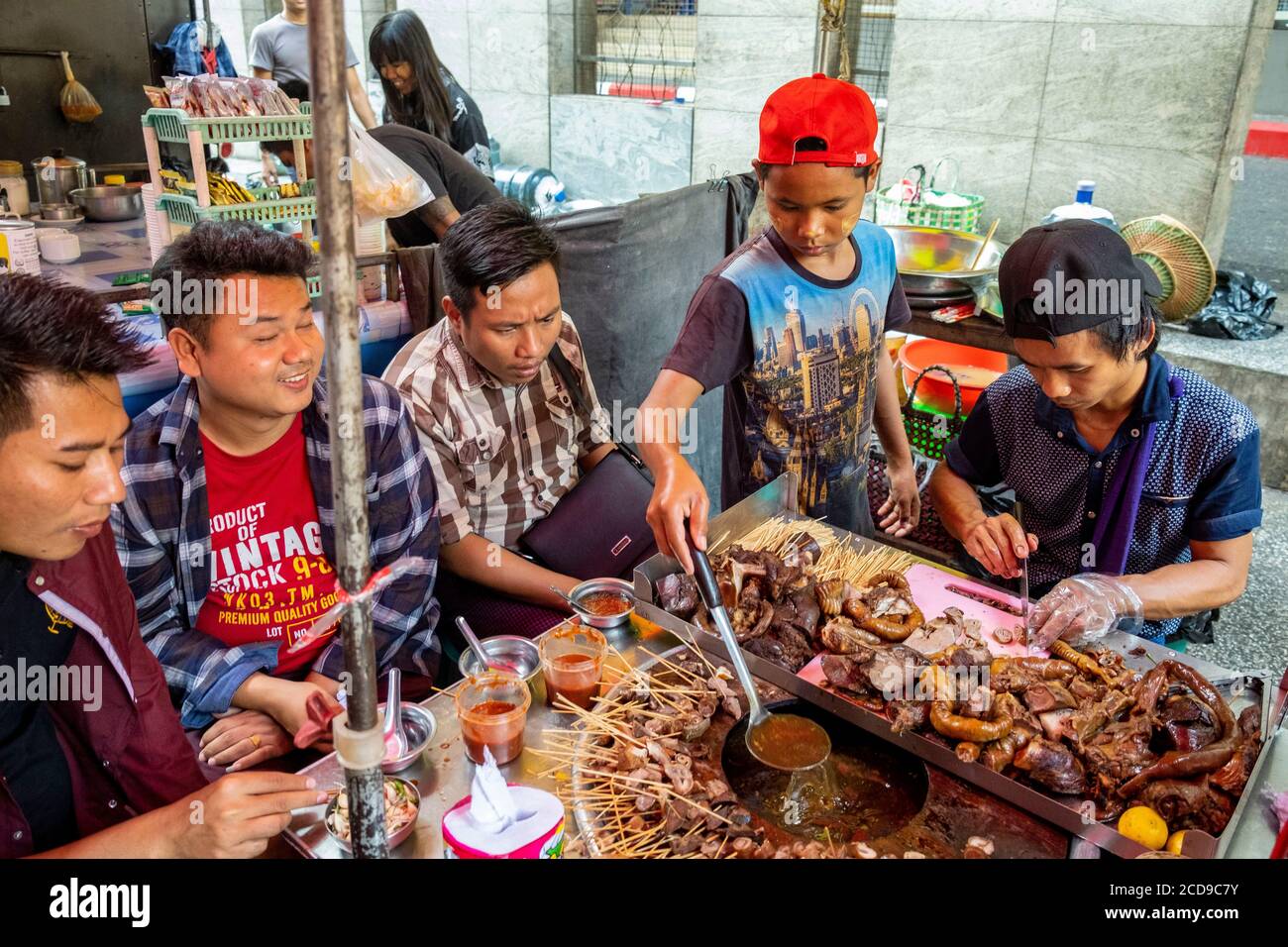 Myanmar (Birmania), Yangon, la ciudad colonial, catering en la calle Foto de stock