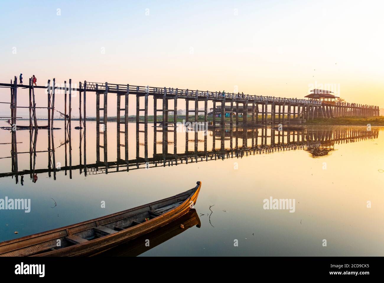 Myanmar (Birmania), región de Mandalay, Amarapura, el U Bein Teak Bridge de 1.2 millas de largo, fue construido en 1849 en el lago Taungthaman Foto de stock