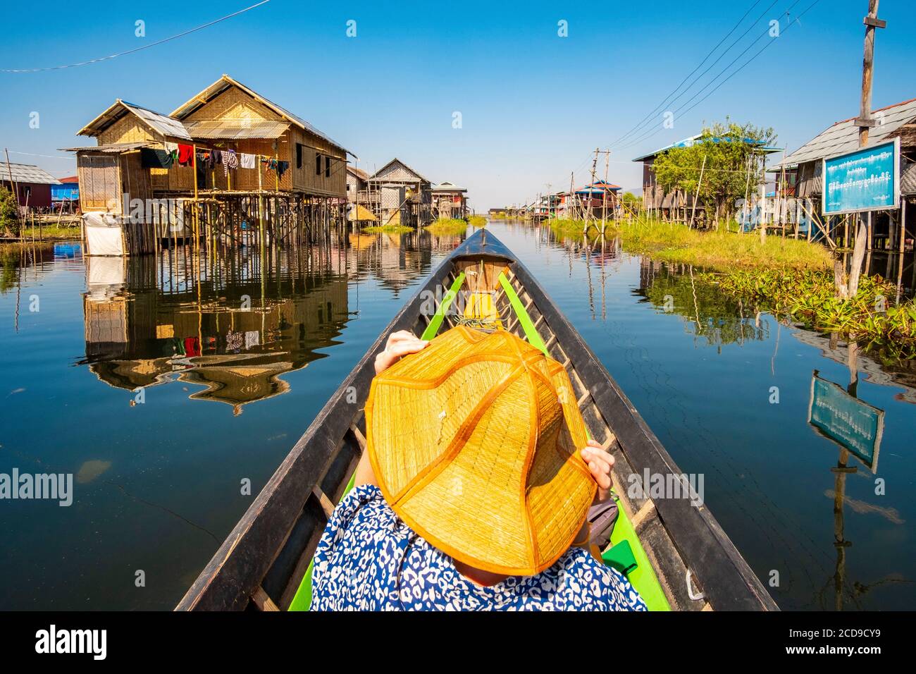 Myanmar (Birmania), Estado de Shan, Lago Inle, viaje en barco, mujer turística Foto de stock