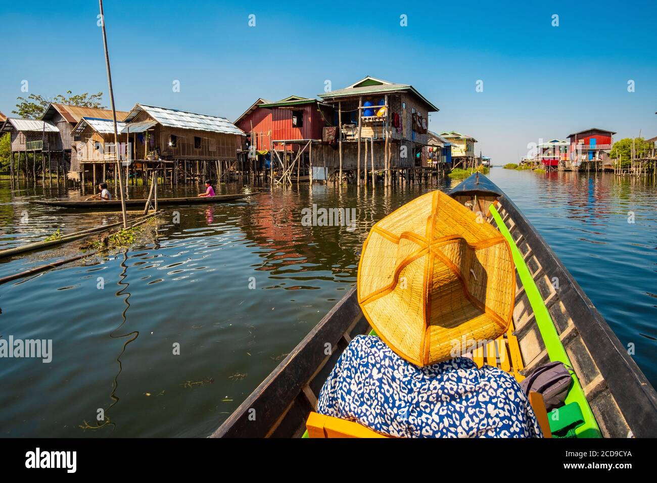 Myanmar (Birmania), Estado de Shan, Lago Inle, viaje en barco, mujer turística Foto de stock
