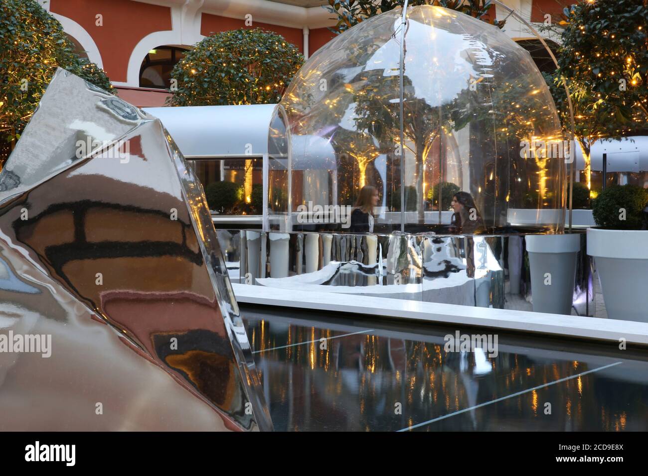 Francia, París, Royal Monceau hotel, efímero diseño de hielo flotan en la terraza del Royal Monceau Foto de stock