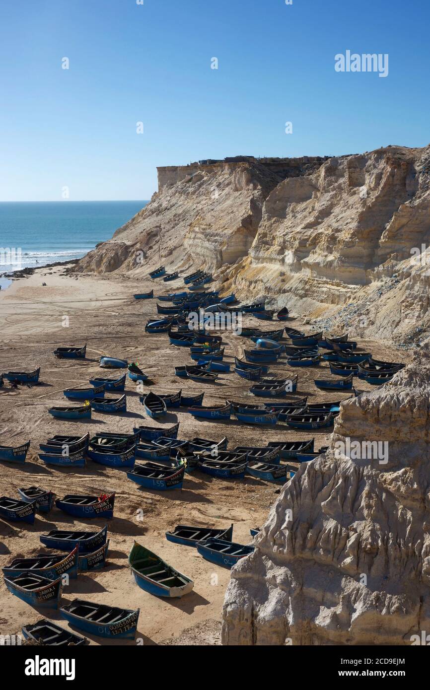Marruecos, Sahara Occidental, Dakhla, la playa de Araiche y sus barcos de pesca azules bordeados por un acantilado Foto de stock
